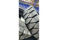 bobcat s770 tire size